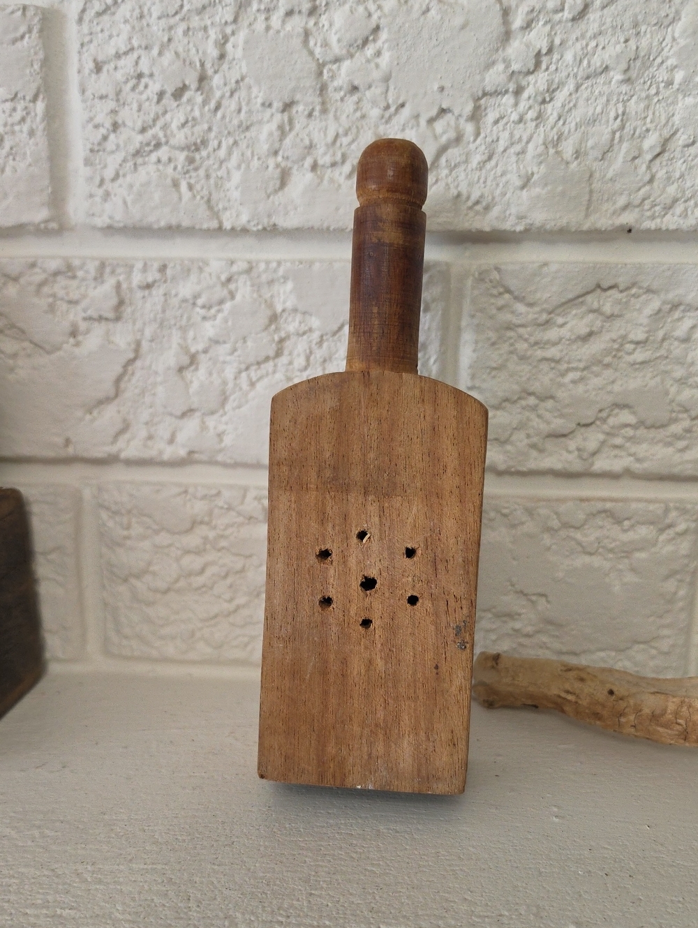 Vtg 1930 wooden lemon or citrus press, also known as a primitive kitchen juicer